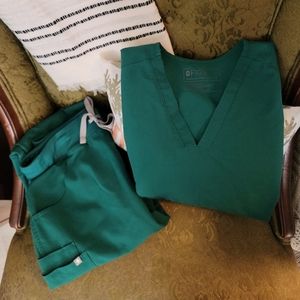 Figs Hunter Green S Casma 3pocket top and Kade Cargo pants